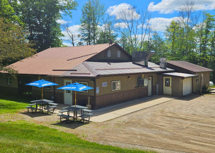 Bar & Grill in Northwoods with Living Quarters