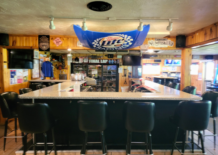 Bar & Grill in Northwoods with Living Quarters - Image 2