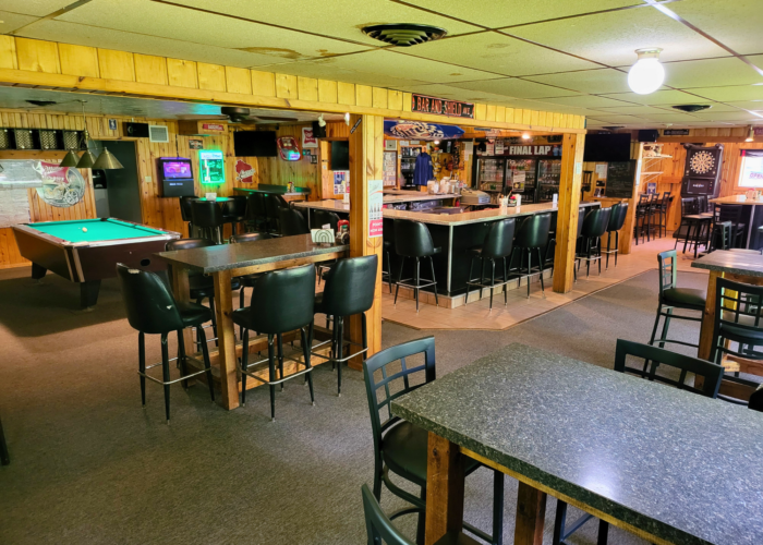 Bar & Grill in Northwoods with Living Quarters - Image 3