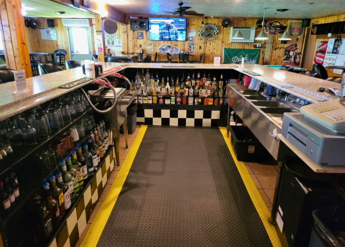 Bar & Grill in Northwoods with Living Quarters - Image 4