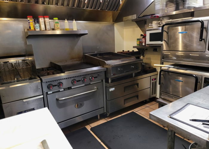 Bar & Grill in Northwoods with Living Quarters - Image 5