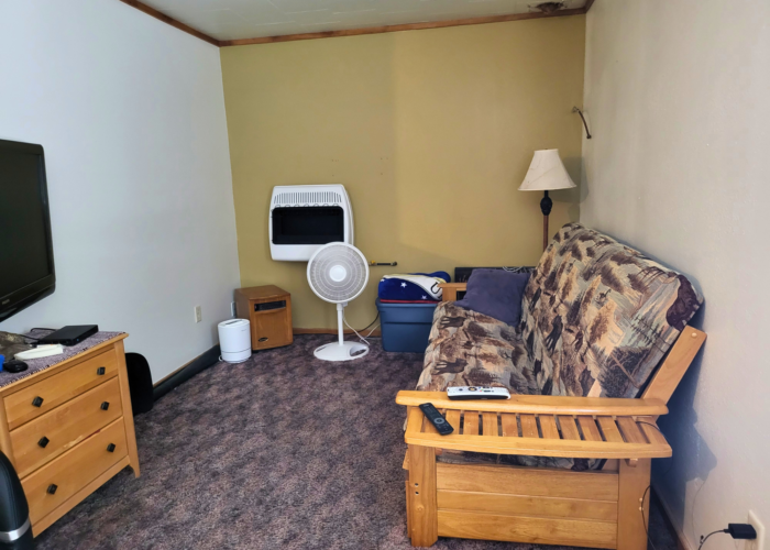 Bar & Grill in Northwoods with Living Quarters - Image 6