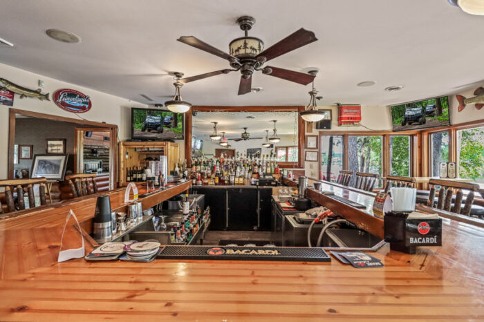 Iconic Northwoods Supper Club on Premier Waterfront Location - Image 6