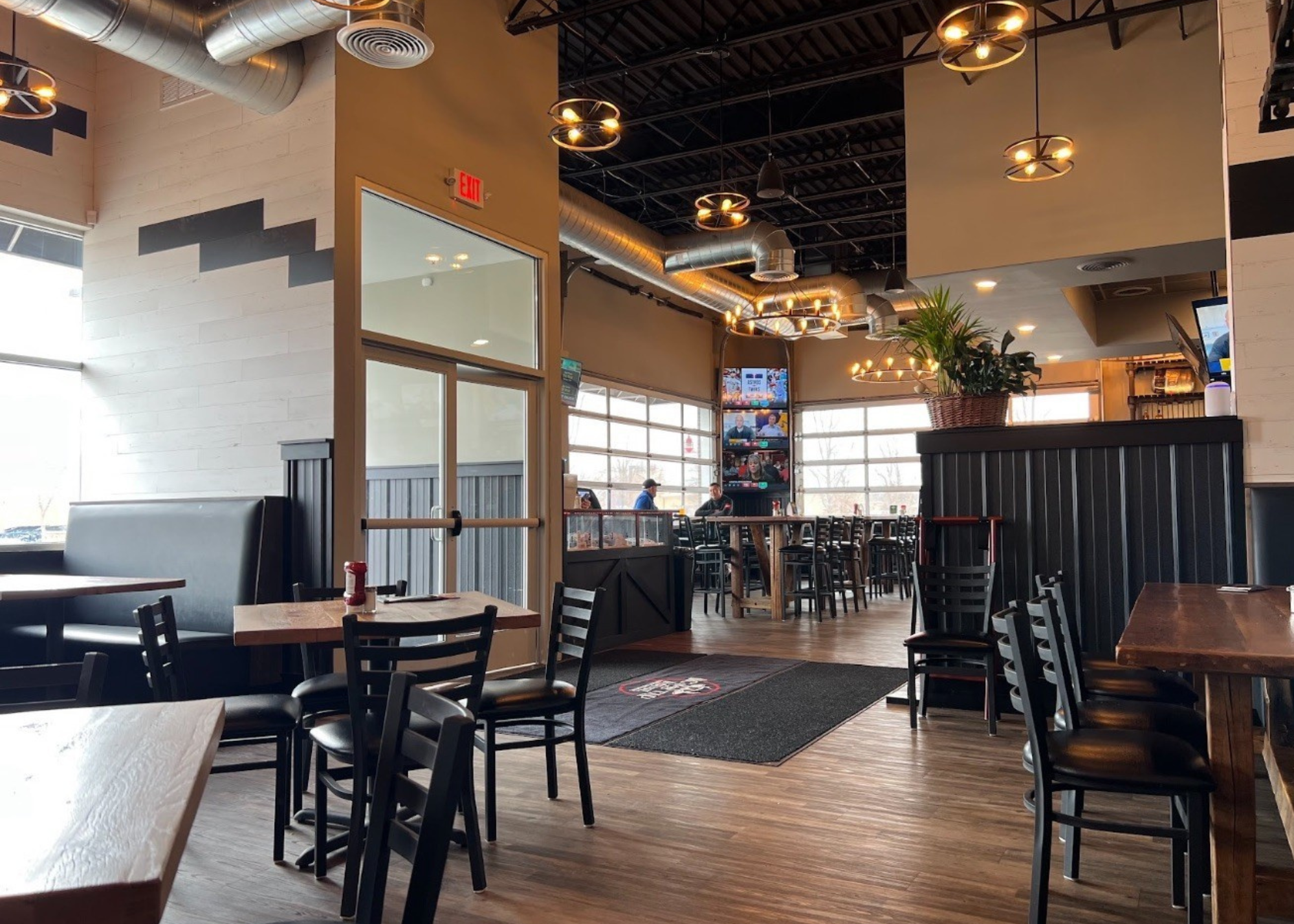 Restaurant, Bar & Rooftop Patio - Image 2