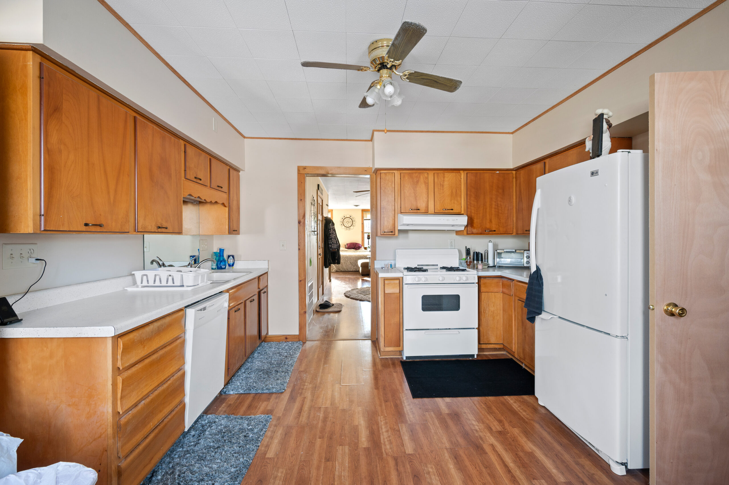 Mugshotz Sports Bar & Grill - Image 5