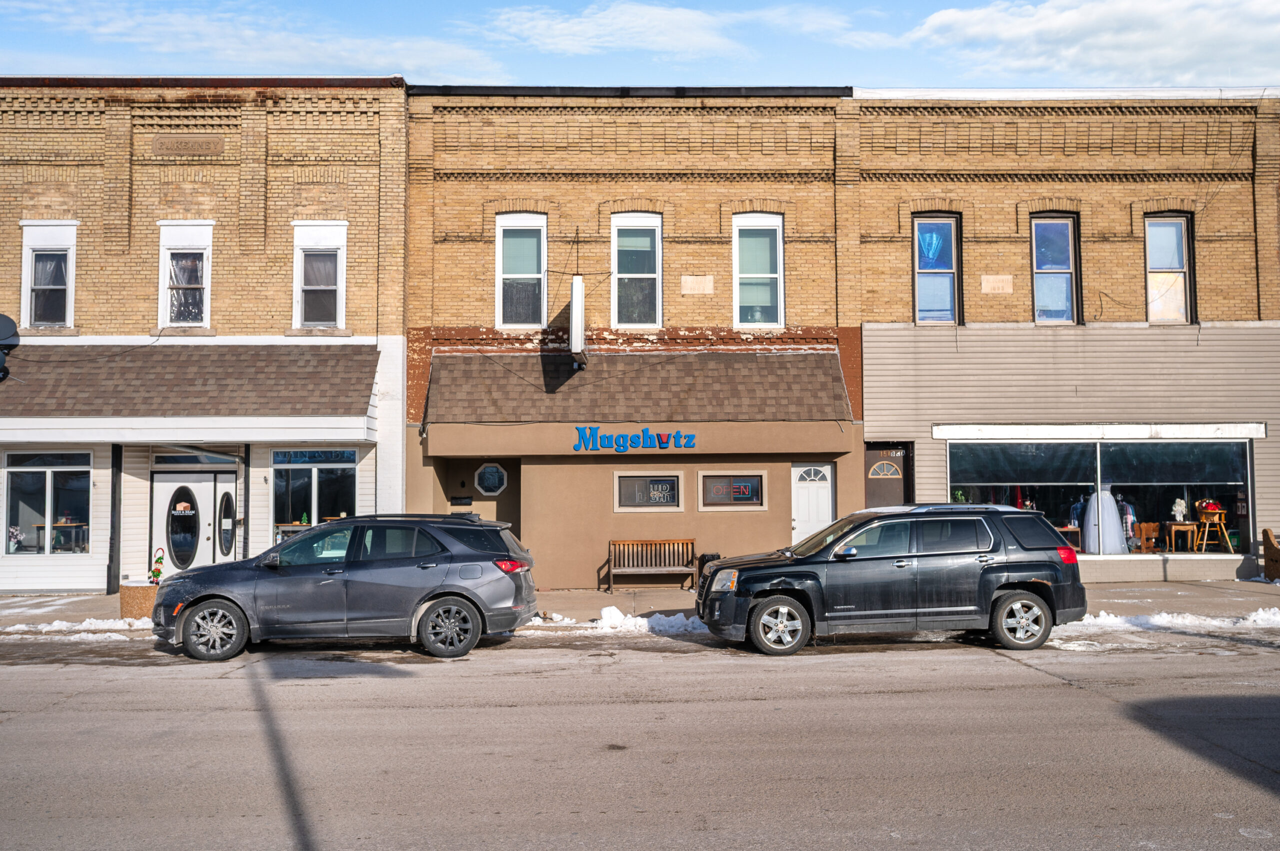 Mugshotz Sports Bar & Grill - Image 8